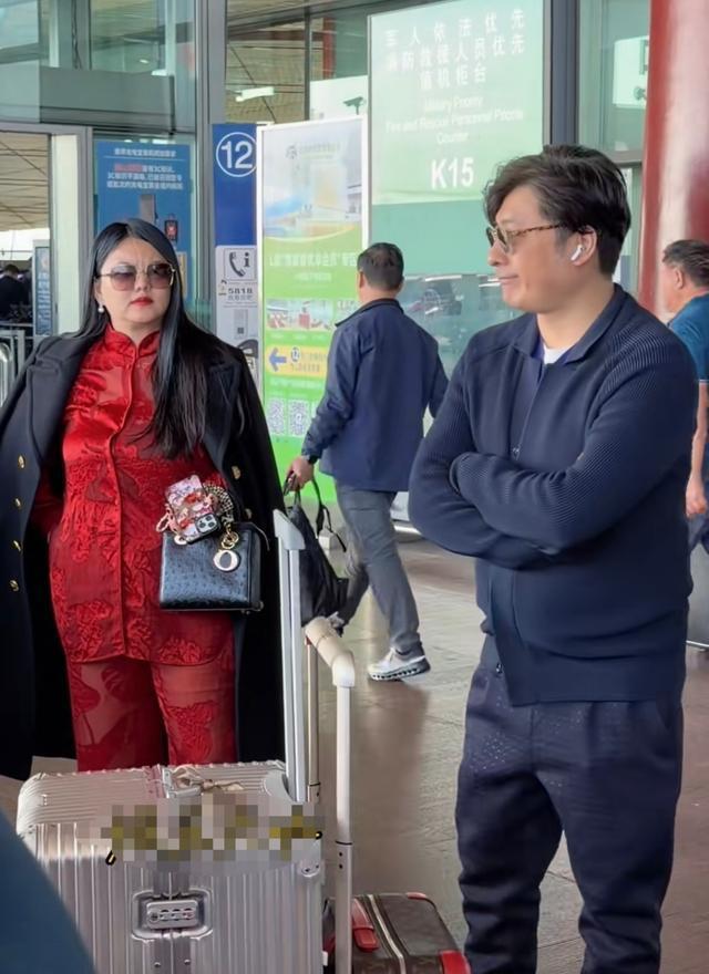 李湘王岳伦一同现身机场，李湘身材大涨超富态，网友调侃富婆相