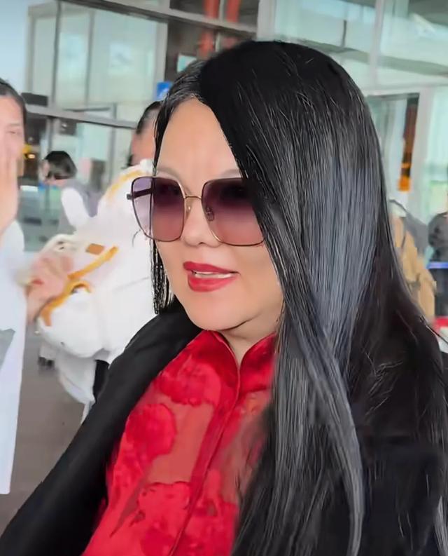 李湘王岳伦现身机场，两人关系不错，李湘身材抢镜，真的好大一只