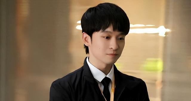 他是王京花独子，21岁成影帝，24岁当父亲，29岁离婚如今却遭群嘲