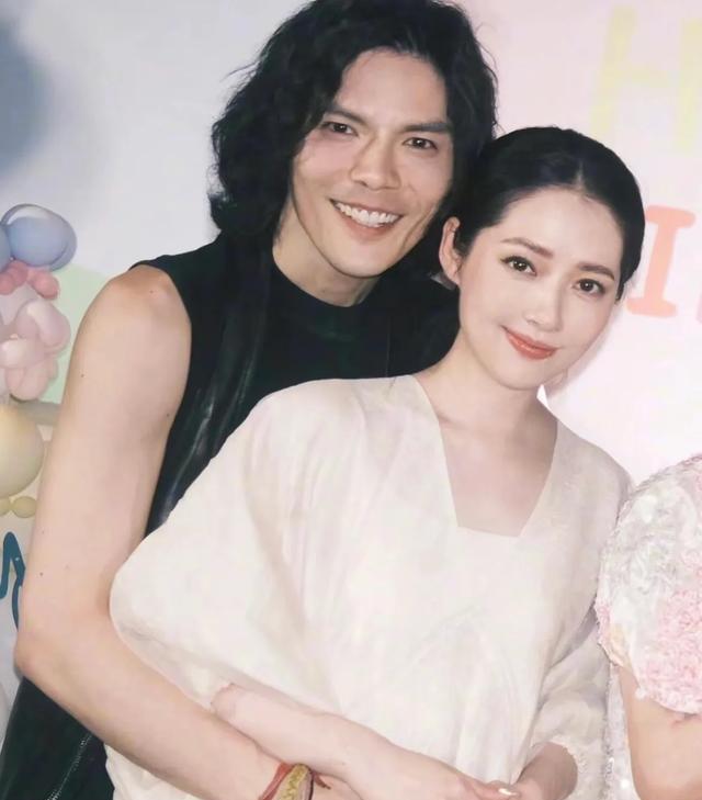 自揭家丑！68岁向太罕见谈论二儿子向佑现状，坦言她的观念害了他