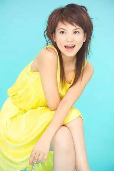 年轻时的李湘上热搜，梨涡浅笑似宋慧乔，被赞初代甜妹天花板