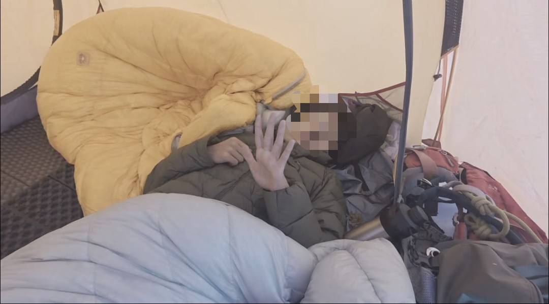 金银山海拔5500米处 17岁男孩突发高反命垂一线 爱心人士协助成功施救