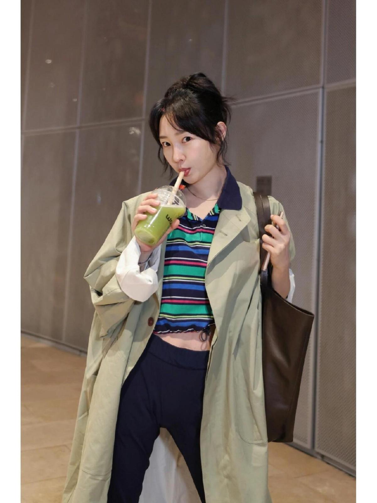 过了40岁少穿牛仔裤+运动鞋，学白百何、朱珠穿风衣，时髦高级