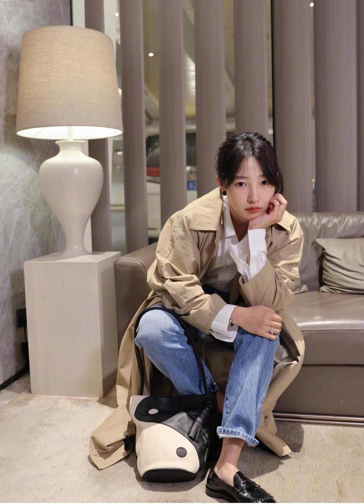 过了40岁少穿牛仔裤+运动鞋，学白百何、朱珠穿风衣，时髦高级