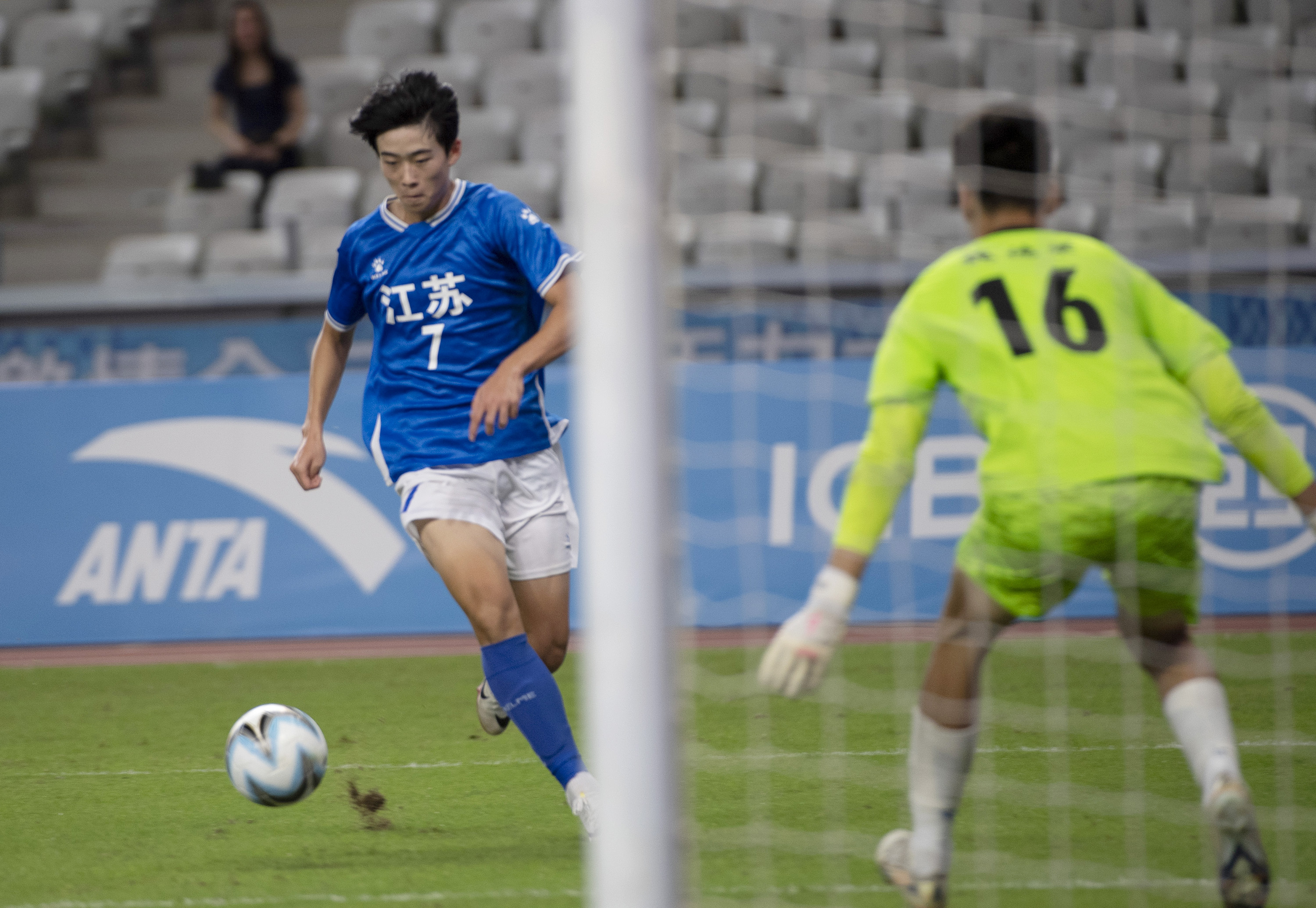 射门。 南方+ 何俊 拍摄