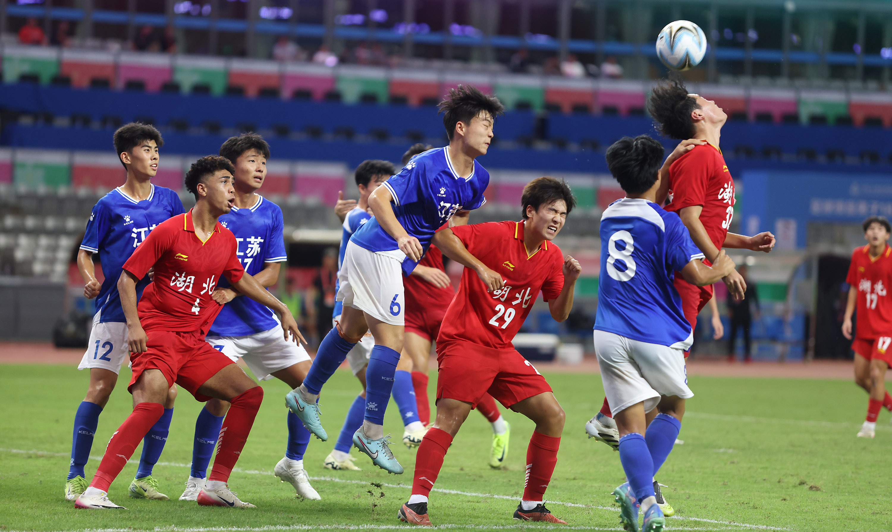 定位球争顶——抬头望月。 南方+ 何俊 拍摄