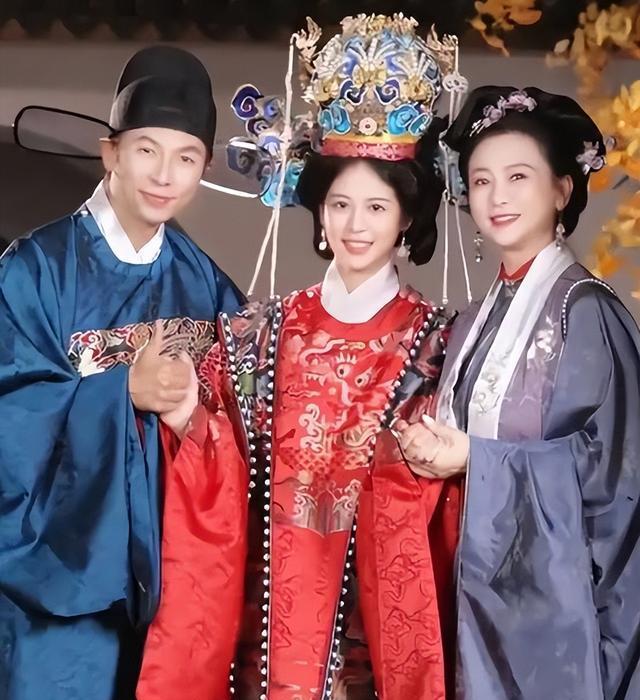 汪小菲近日直播，9岁汪希箖正脸罕见曝光，长得和大S太像了好帅气