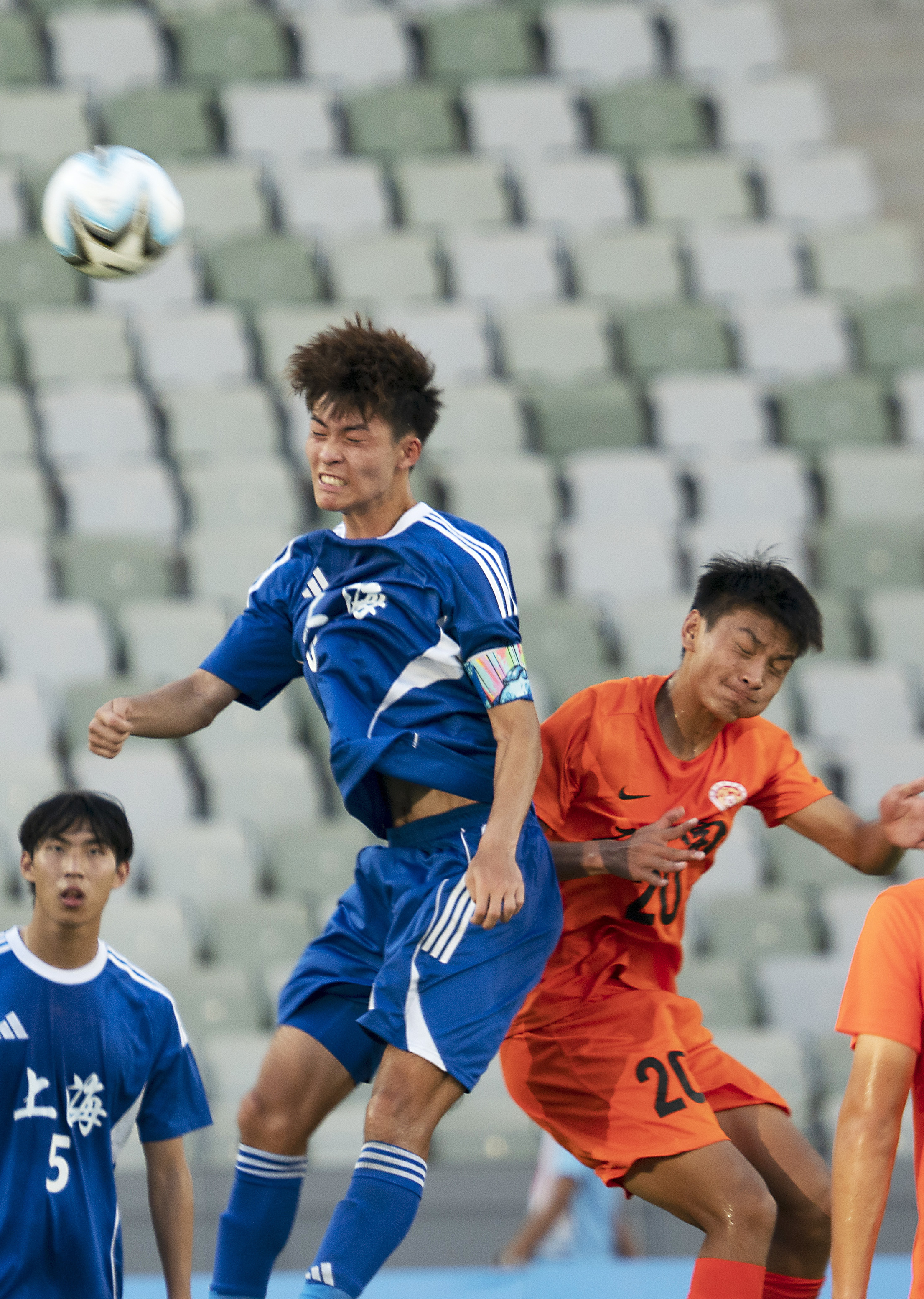 争顶瞬间。 南方+ 何俊 拍摄