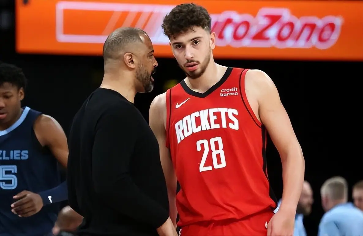 火箭队3连胜！乌度卡主动变阵，大个首发亮相，21岁射手沦为替补