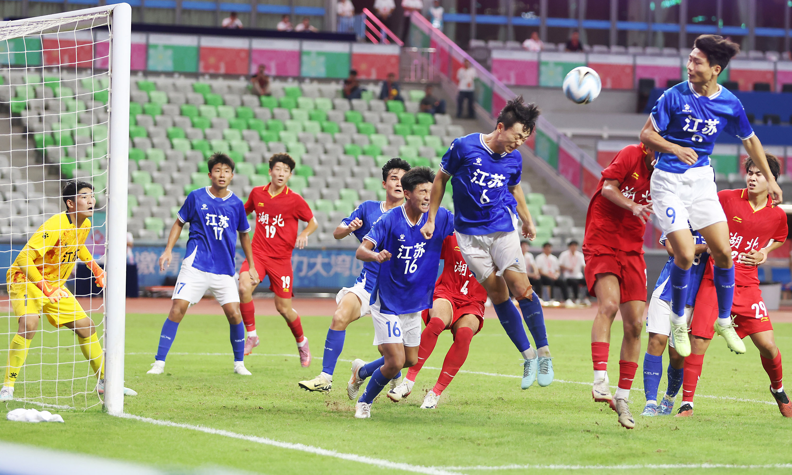 角球争顶。 南方+ 何俊 拍摄