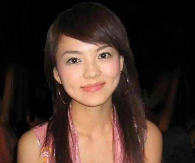 年轻时的李湘上热搜，梨涡浅笑似宋慧乔，被赞初代甜妹天花板