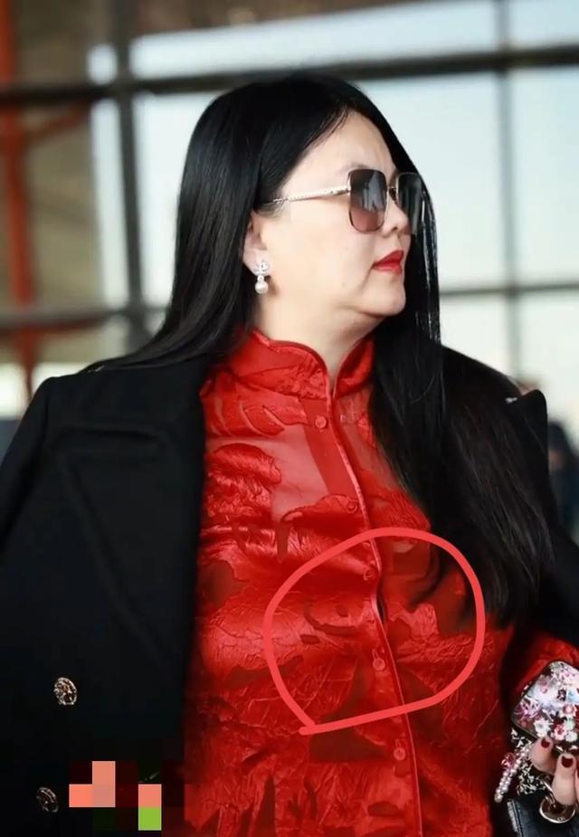 李湘一身红衣现身机场，身材壮硕比王岳伦宽两倍，尽显富态