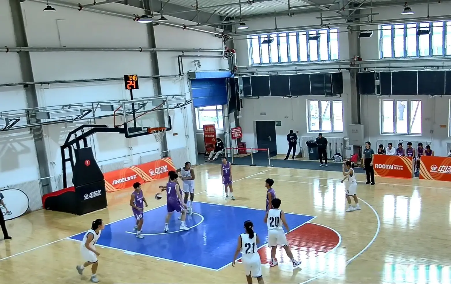 狂赢57分！山东女篮挺进4强，张邓雨12分钟轰18+2，四字小将15+5