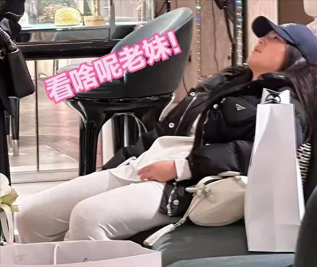 王岳伦与前妻和女儿购物，李湘双手叉腰很霸气，肚子很大像怀孕