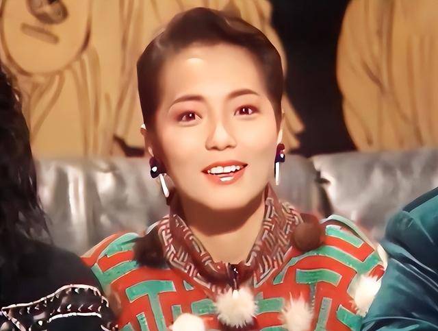 62岁女港星景区打工，曾是周星驰的黄金配角，今却在景区当NPC