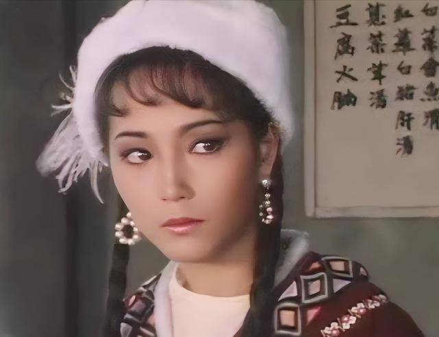 62岁女港星景区打工，曾是周星驰的黄金配角，今却在景区当NPC