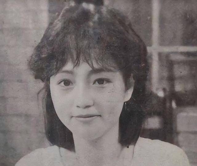 62岁女港星景区打工，曾是周星驰的黄金配角，今却在景区当NPC