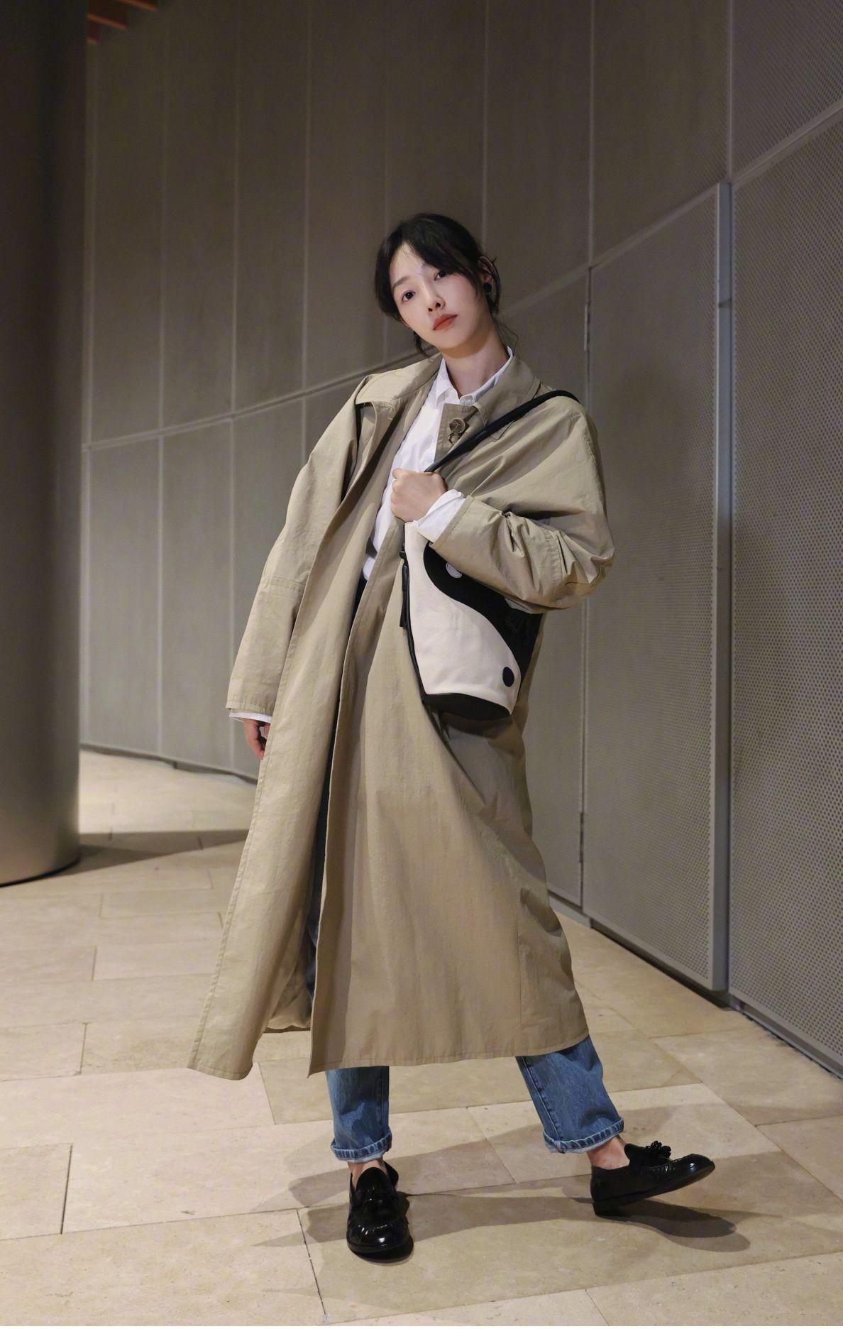 过了40岁少穿牛仔裤+运动鞋，学白百何、朱珠穿风衣，时髦高级