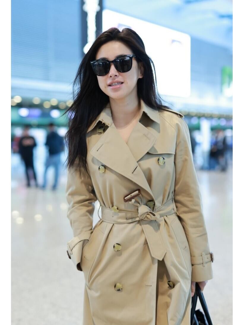 过了40岁少穿牛仔裤+运动鞋，学白百何、朱珠穿风衣，时髦高级