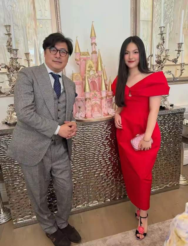 王岳伦与前妻和女儿购物，李湘双手叉腰很霸气，肚子很大像怀孕