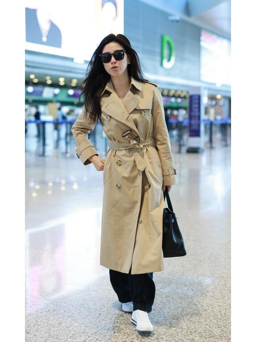 过了40岁少穿牛仔裤+运动鞋，学白百何、朱珠穿风衣，时髦高级