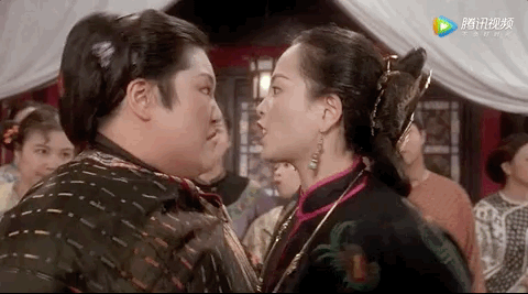 62岁女港星景区打工，曾是周星驰的黄金配角，今却在景区当NPC