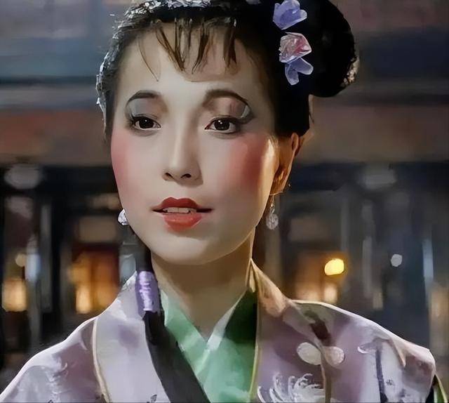 62岁女港星景区打工，曾是周星驰的黄金配角，今却在景区当NPC