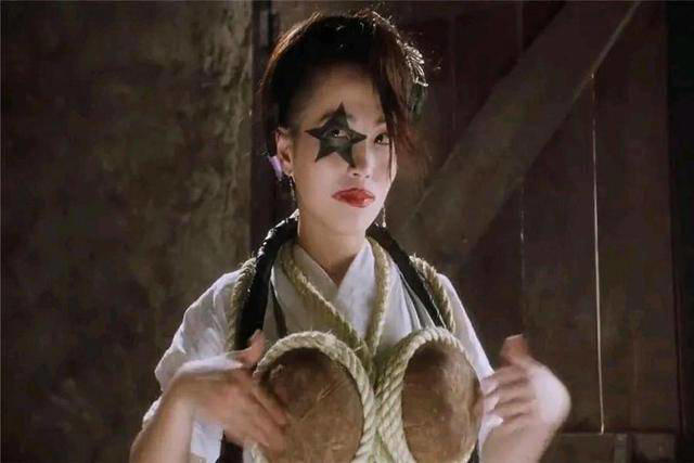 62岁女港星景区打工，曾是周星驰的黄金配角，今却在景区当NPC