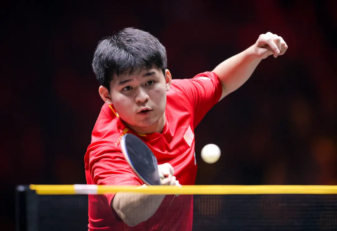 连赢12局打服黄镇廷！林诗栋3-0霸气横扫，国乒吹响三连冠号角