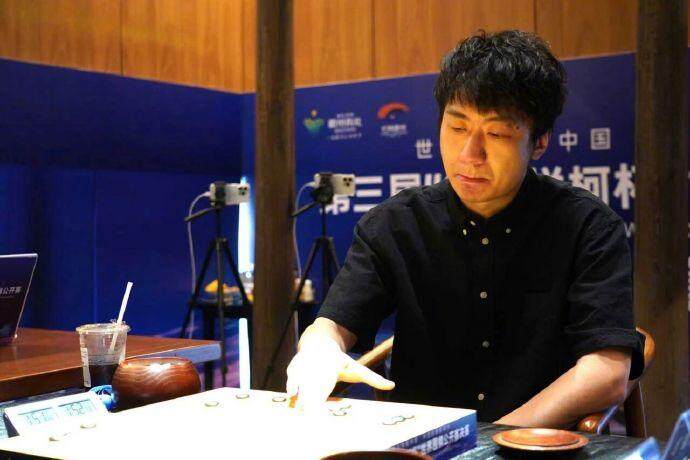 亮话体坛 | 时隔八年再夺围棋世界冠军！老将党毅飞用热爱飞越“天堑”