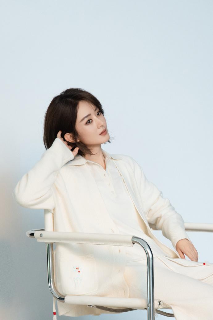 从甜妹到清冷女王，赵丽颖的白色系穿搭，温柔又高级