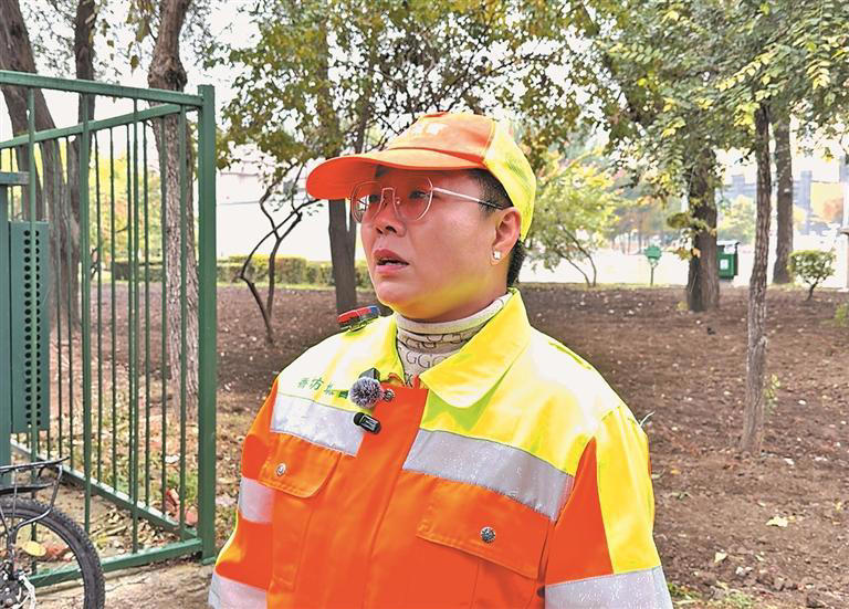 香坊环卫工人齐彩红：6套工装拼接最美彩虹