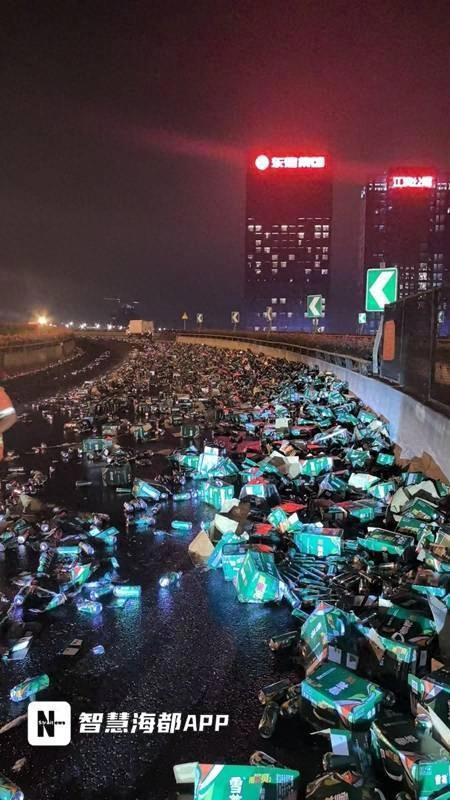 大量啤酒罐散落路面20余名环卫工通宵清理！事发福州三江口大桥……