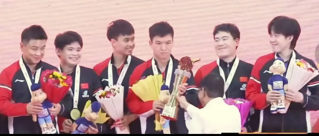 向鹏发，中国乒乓球队是最棒的，梁靖崑、林诗栋、曹巍来互动