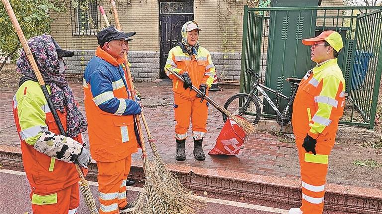 香坊环卫工人齐彩红：6套工装拼接最美彩虹