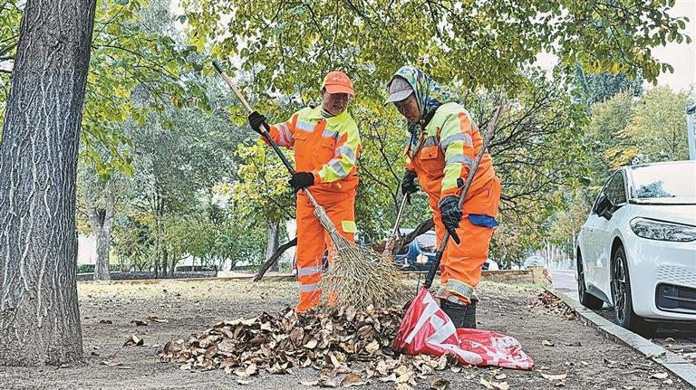 香坊环卫工人齐彩红：6套工装拼接最美彩虹