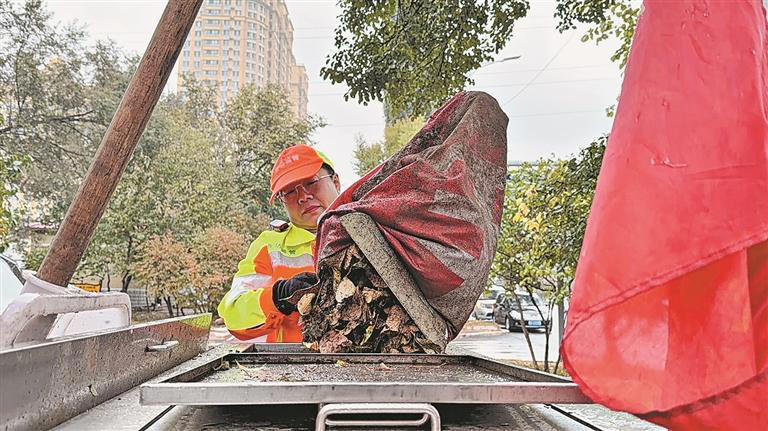 香坊环卫工人齐彩红：6套工装拼接最美彩虹