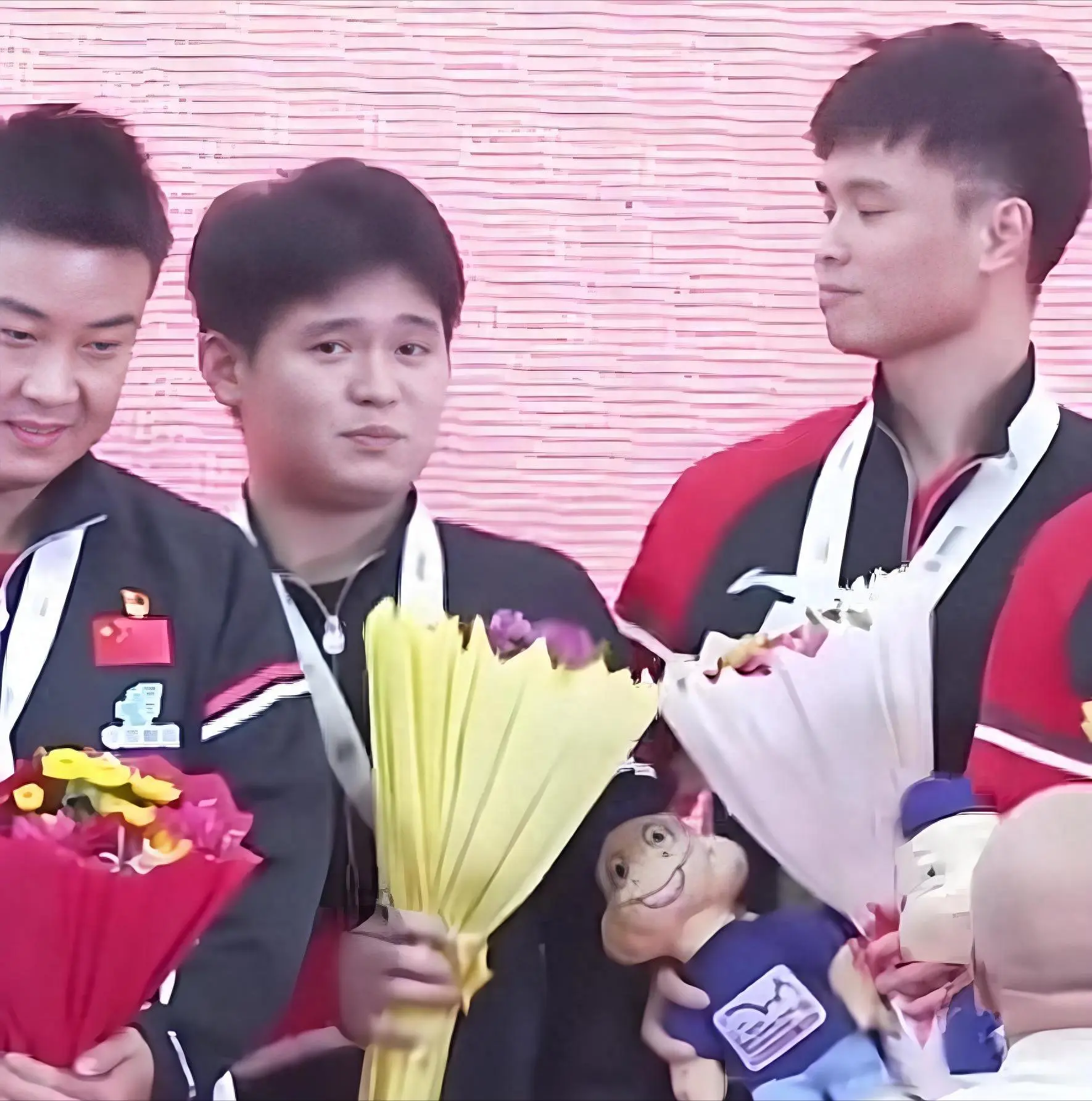 国乒3将发文总结亚锦赛！林诗栋回应花臭，王艺迪直言大家都很棒