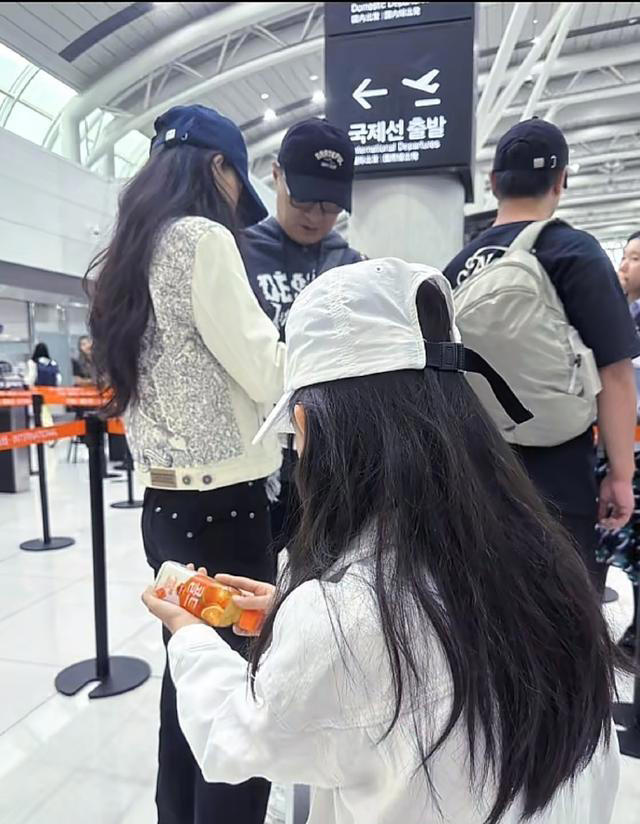 汪峰与森林北被曝机场拥抱告别，网友：难舍难分，甚是恩爱