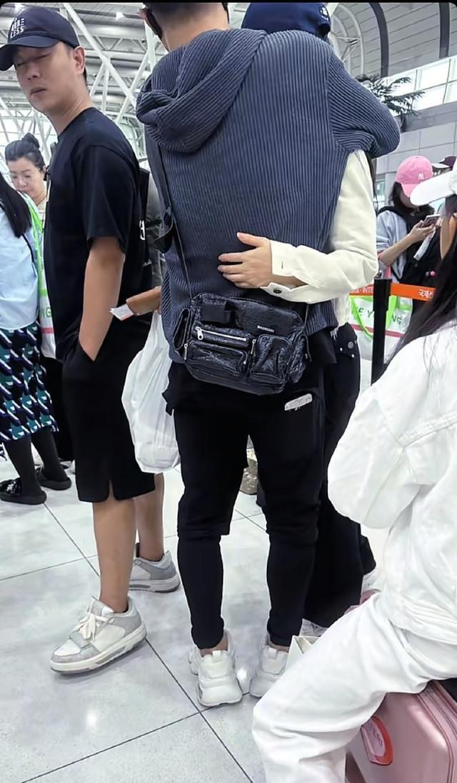 汪峰与森林北被曝机场拥抱告别，网友：难舍难分，甚是恩爱