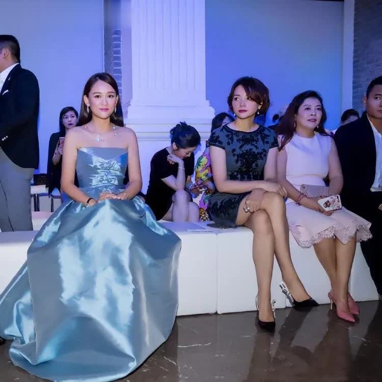 51岁董卿与45岁陈乔恩同框，少女感在书卷气前不值一提！ 