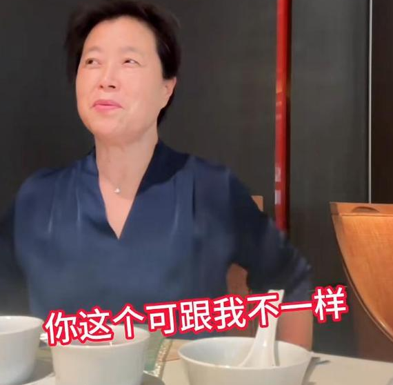 马頔李纯婚后带家人吃饭，马妈妈罕见出镜气质优雅，婆媳关系融洽让人羡慕
