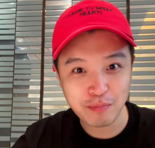 马頔李纯婚后带家人吃饭，马妈妈罕见出镜气质优雅，婆媳关系融洽让人羡慕