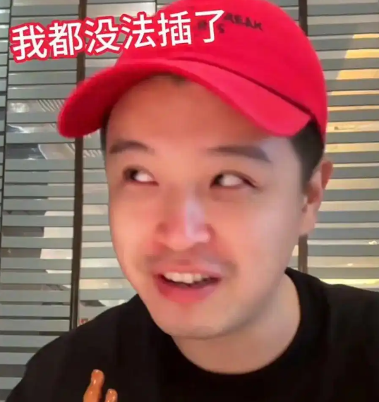 马頔李纯婚后带家人吃饭，马妈妈罕见出镜气质优雅，婆媳关系融洽让人羡慕