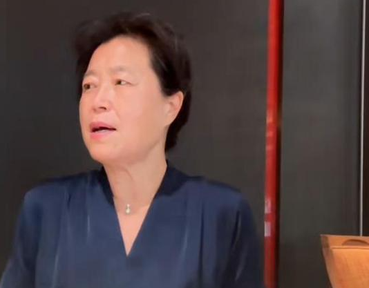 马頔李纯婚后带家人吃饭，马妈妈罕见出镜气质优雅，婆媳关系融洽让人羡慕