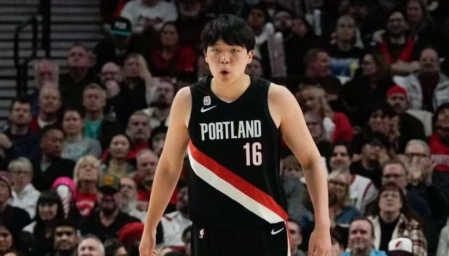 开拓者被逆转小杨2分1板，还是不适应NBA攻防节奏，有被下放风险