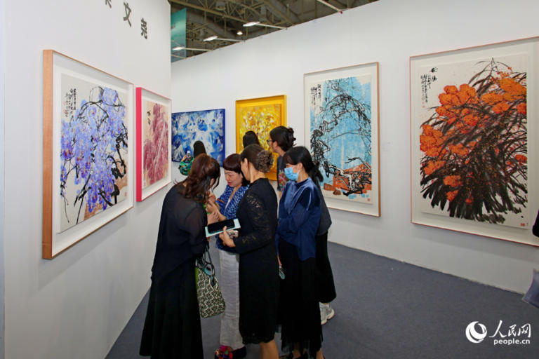 活动吸引了不少艺术爱好者前来观展。人民网记者 陈博摄