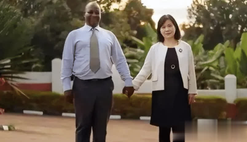 清华才女不听劝远嫁非洲，27年后校友再见，现状令人感慨