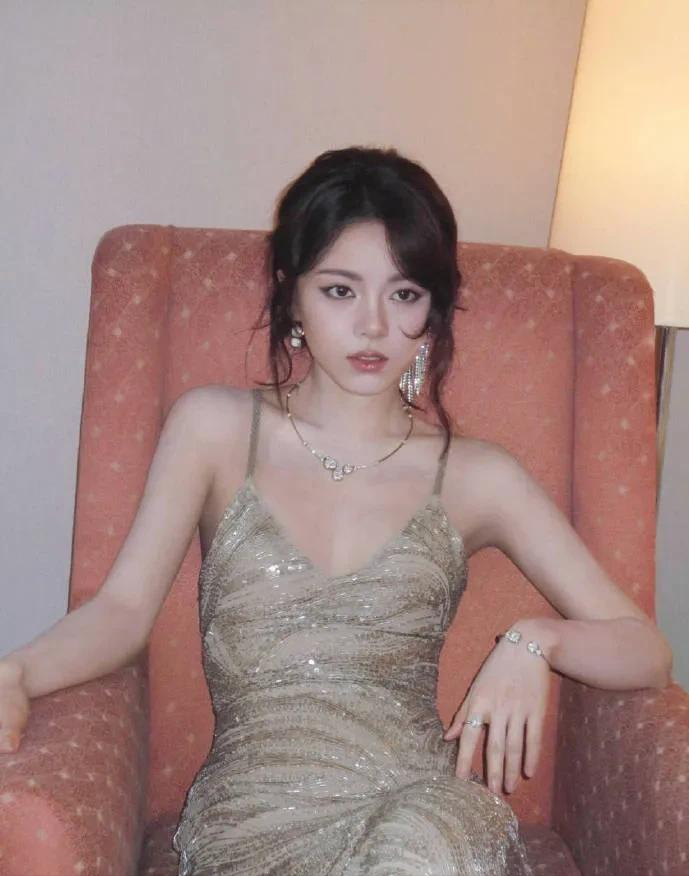 赵今麦真是长大了！身材凹凸有致，妆造韵味十足，颜值倾国倾城