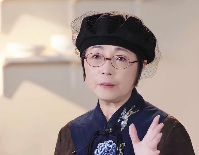 62岁石榴姐苑琼丹景区唱老歌！自曝直播比拍戏赚得多，理由太真实